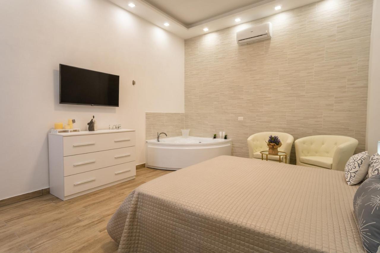 Ilioneo Apartments Napoli Bagian luar foto